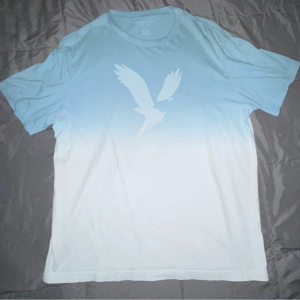 Mens American Eagle blue to white ombré crew neck tee!